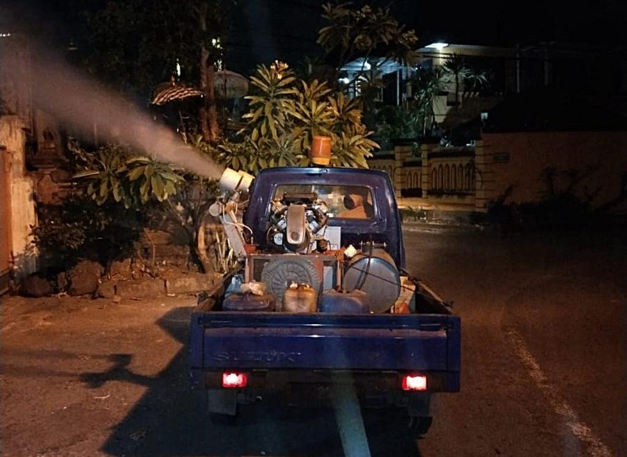 WOLBACHIA: Mobil fogging dari Dinas Kesehatan Kota Denpasar berkeliling melakukan penyemprotan untuk mencegah sarang nyamuk DBD.