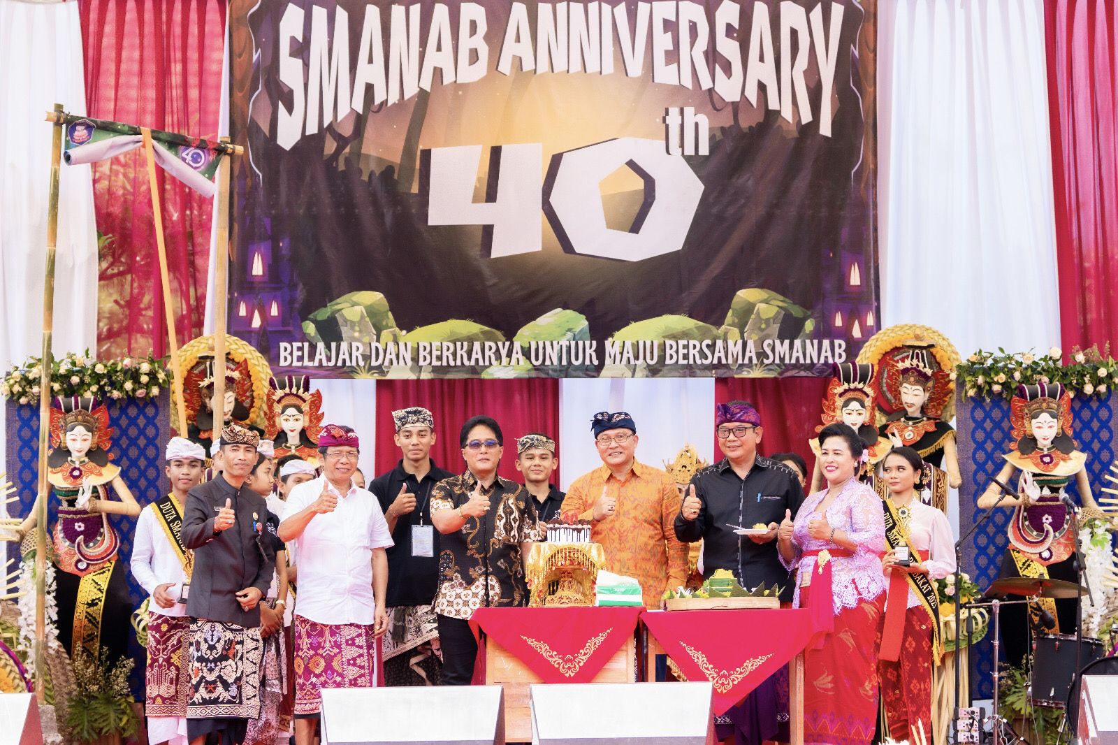Bupati Giri Prasta saat menghadiri HUT Ke-40 SMANAB di Lapangan SMA Negeri 1 Abiansemal, Kamis (9/11).