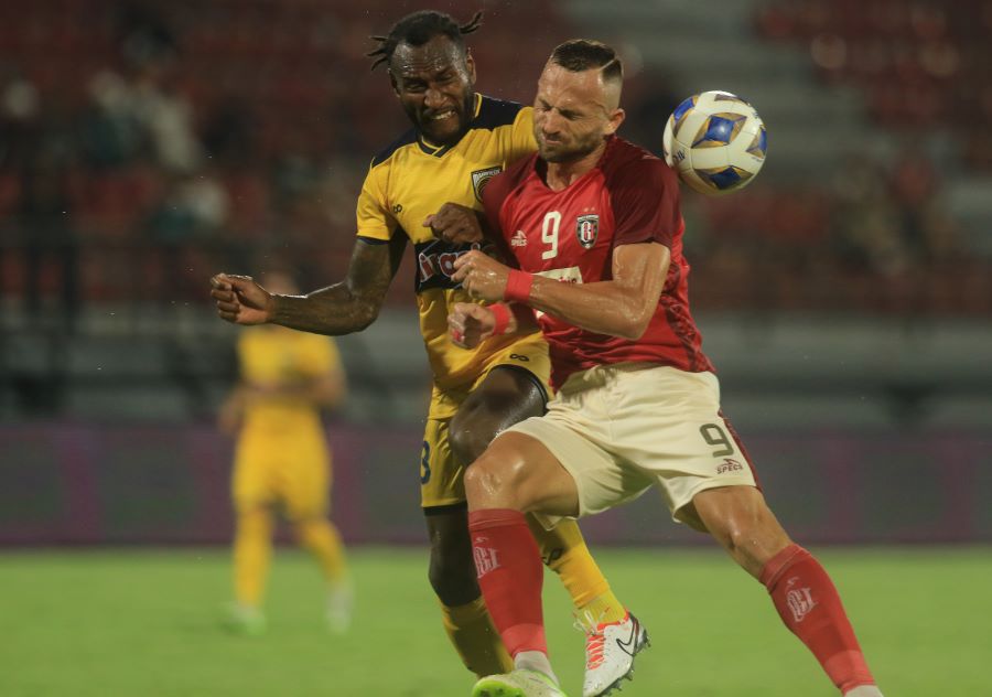 SENGIT: Penyerang Bali United Ilija Spasojevic  (kanan) beradu kepala merebut bola atas dengan Brian Kaltak, pemain Central Coast Mariners,  di Stadion Dipta (8/11/2023)