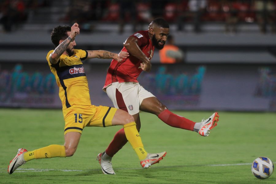 BERBUAH GOL:  Penyerang Bali United Jeferson Assis melakukan tendangan gagal dihentikani pemain Central Coast Mariners, Storm Roux dan berbuah gol balasan di stadion Dipta Gianyar (8/11/2023)