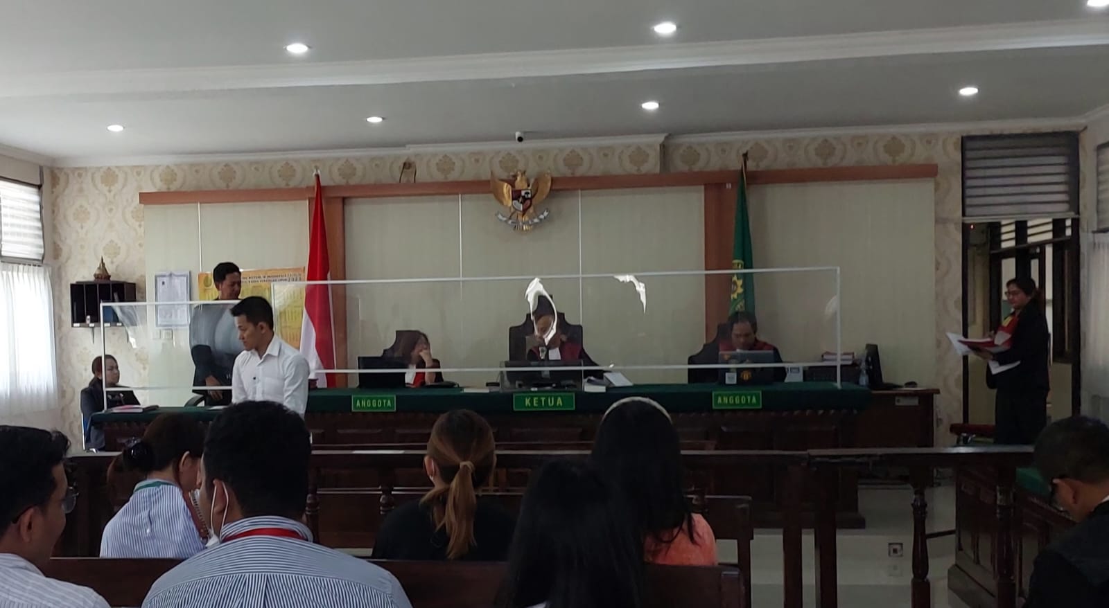 MELAWAN: Terdakwa tindak pidana pencucian uang (TPPU) dan bandar narkoba Michael Wijaya (baju putih depan) saat sidang di PN Denpasar.
