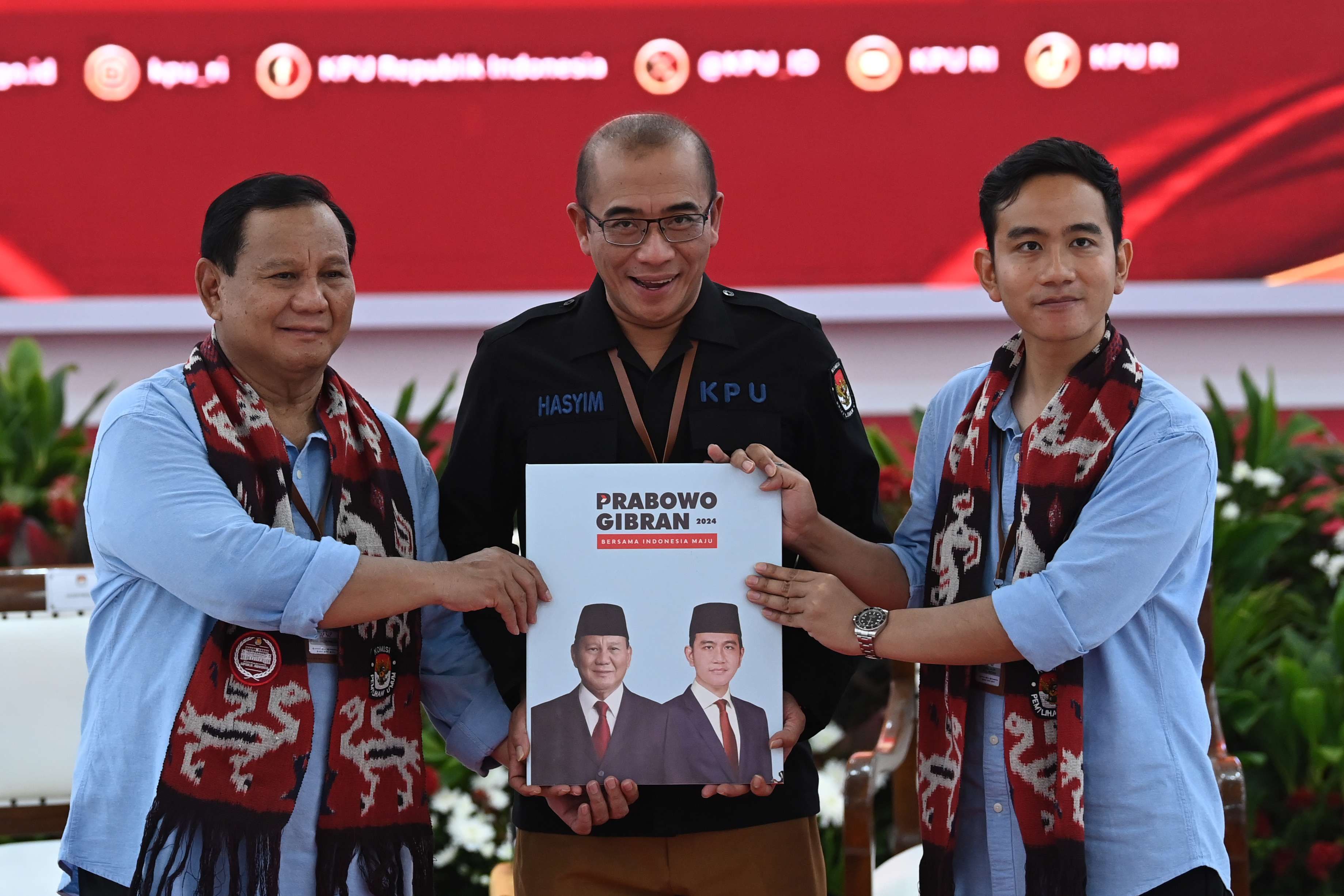 MENDAFTAR: Gibran Rakabuming Raka (paling kanan), putra sulung Presiden Jokowi bersama Prabowo dan diapit Ketua KPU Hasyim Asyari.