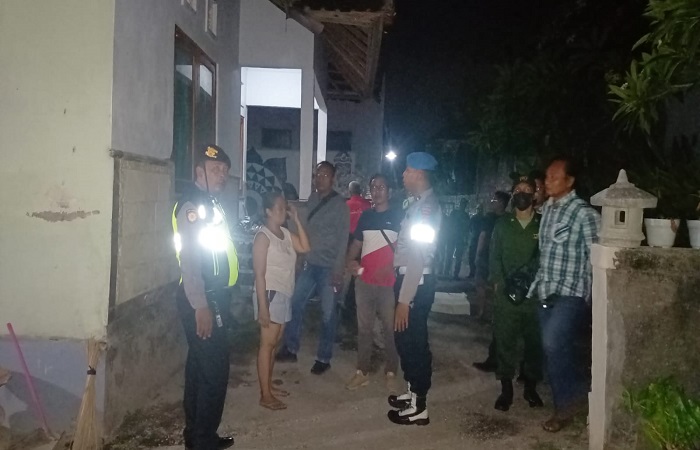 Personil Unit Kecil Lengkap (UKL) Polsek Dentim datangi TKP, Kamis kemarin (9/11). Gegara mabuk, ayah dan anak baku hantam di warung tuak.
