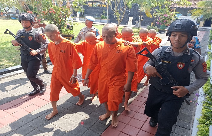 Polisi mengawal puluhan tersangka narkoba ke sel tahanan Polresta Denpasar.