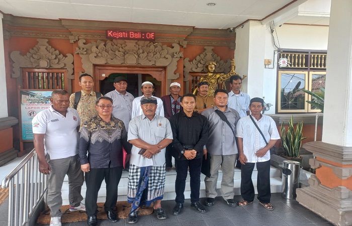 Prajuru Desa Adat Sumberklampok bersama tokoh masyarakat dan para tersangka di Kejaksaan Negeri Buleleng.