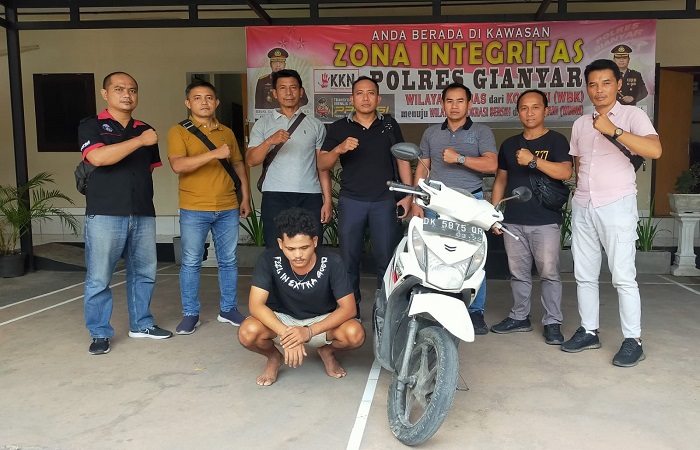 Pelaku bersama barang bukti sepeda motor saat diamankan polisi di Kuta Selatan, Badung.