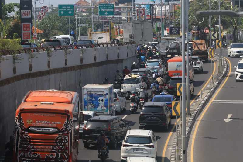 MACET : Suasana kemacetan di jalan raya underpass Dewa Ruci, Kuta. (miftahuddin m.halim/radar bali)