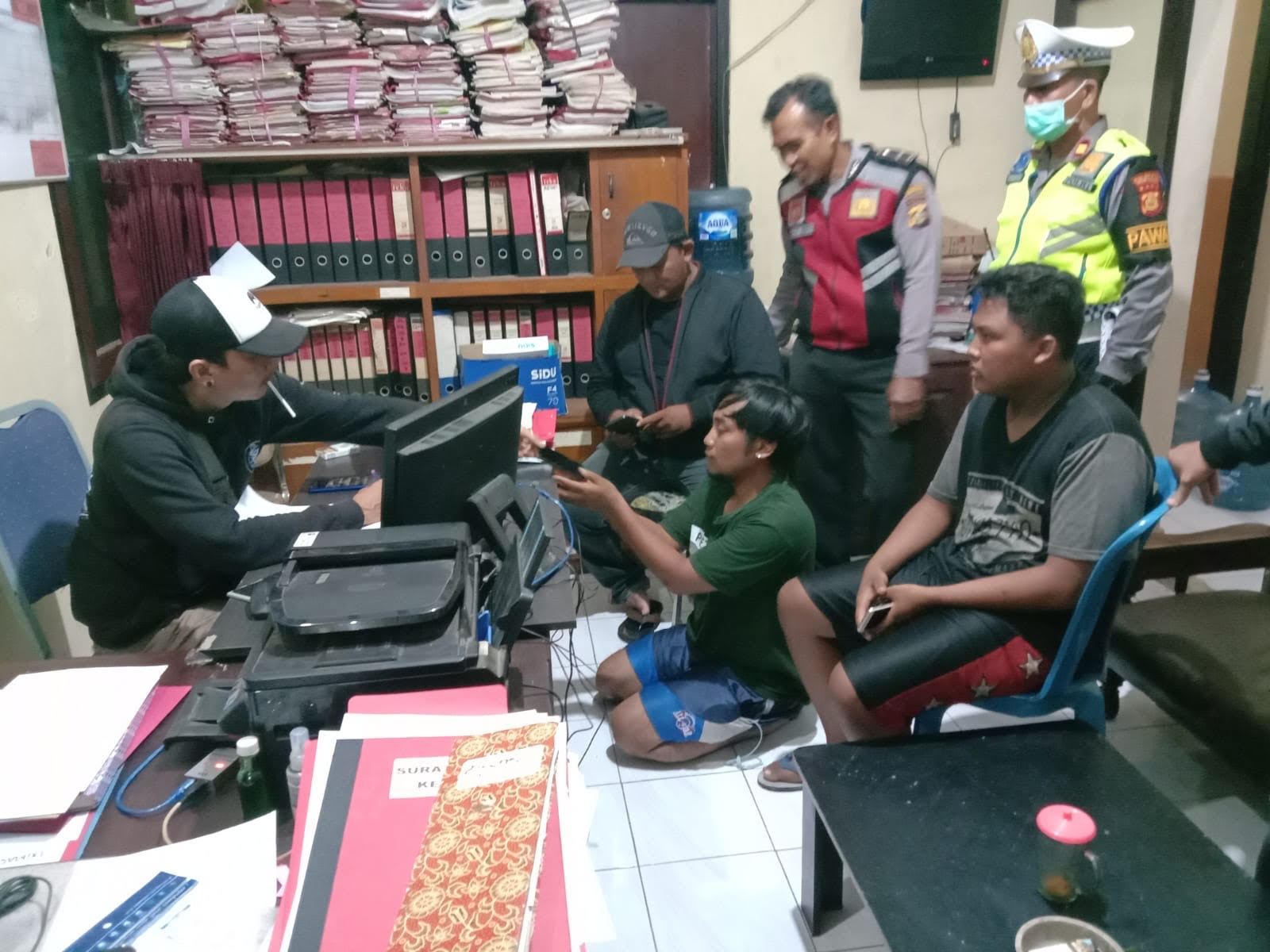 DIHAJAR: Korban,  Yakub Hendra Wijaya (bersimpuh) saat melapor di Polsek Benoa, Jumat 10 November 2023.