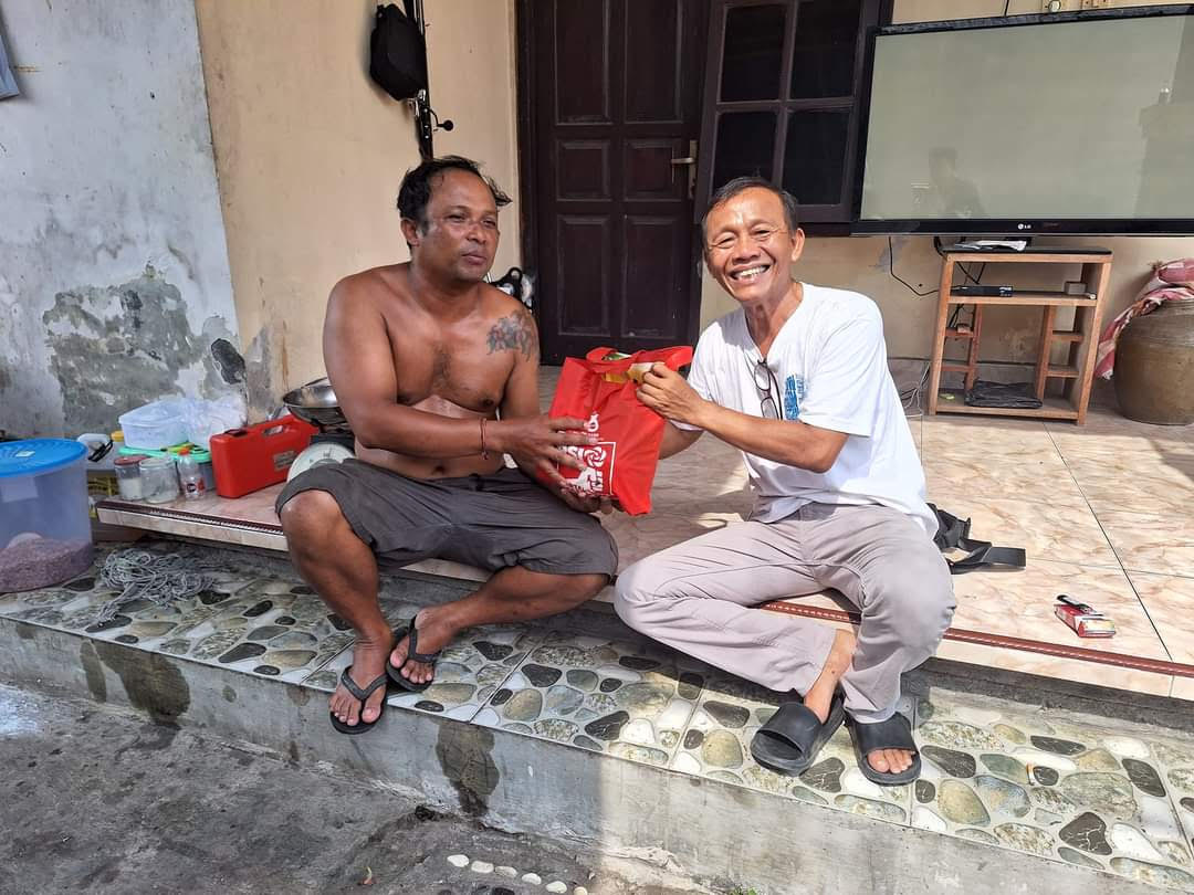 SANTUNAN: Ketua DPD PSI Klungkung I Dewa Gede Alit Saputra  menemui korban robohnya baliho Kaesang Pengarep.