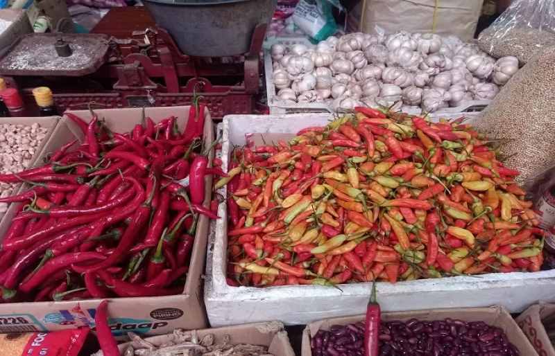 HARGA MELAMBUNG : Cabai di Pasar Umum Negara, Jembrana. (foto: dok.radar bali)