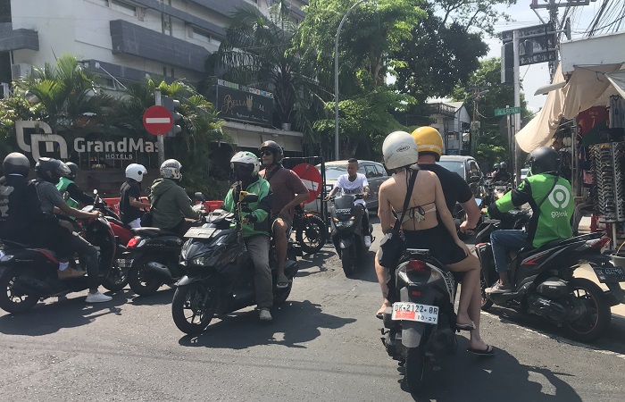 Sejumlah kendaraaan bermotor terlihat menerobos rambu larangan masuk di perempatan kawasan Hotel Grand Mas Jalan Raya Legian-Melasti-Sriwijaya, Legian, Kuta, Badung, Jumat lalu (10/11).