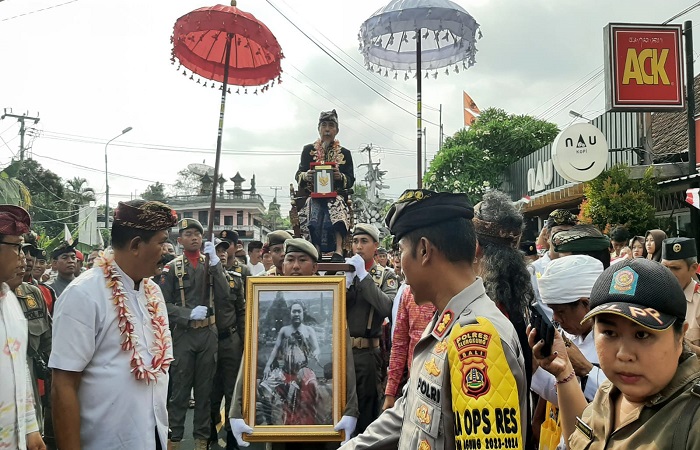 Plakat Gelar Pahlawan Nasional Ida Dewa Agung Jambe Diarak di Klungkung.