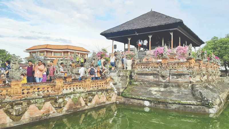 PURI AGUNG KLUNGKUNG : Suasana di Kertha Gosa , Klungkung, saksi bisu eksistensi Kerajaan Klungkung. (dewa ayu pitri arisanti/radar bali)