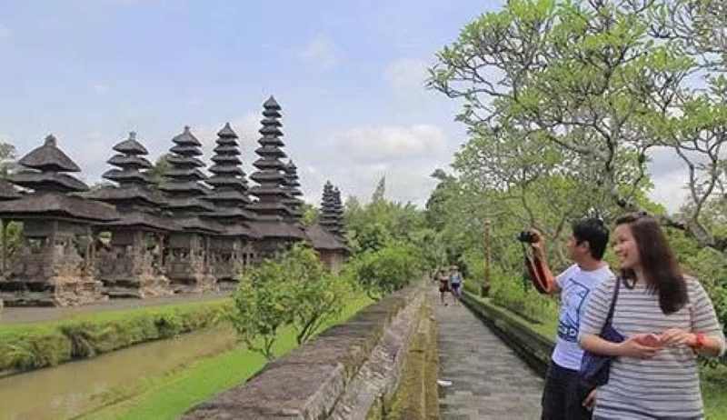 EKSOTIS : Suasana Taman Ayun, Mengwi, Badung, yang selalu memikat wisatawan. (foto:dok.radar bali)