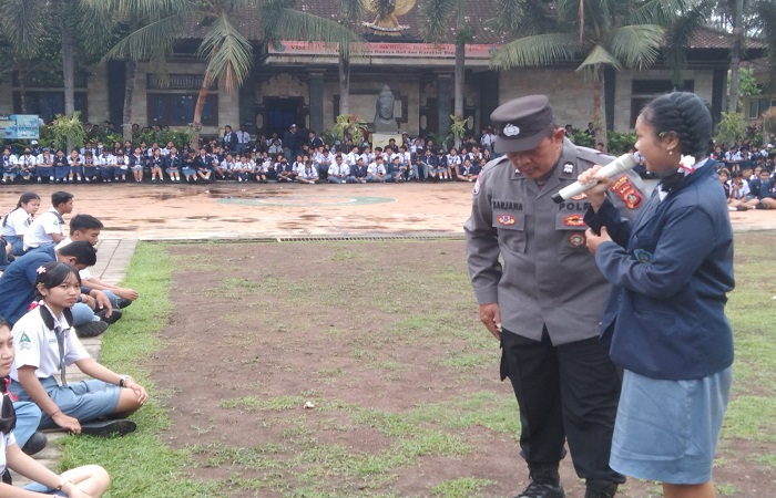 Kegiatan sosialisasi dari Polsek Sukawati di SMUN Sukawati, Banjar Jungut, desa Batuan Gianyar pada Senin (13/11).