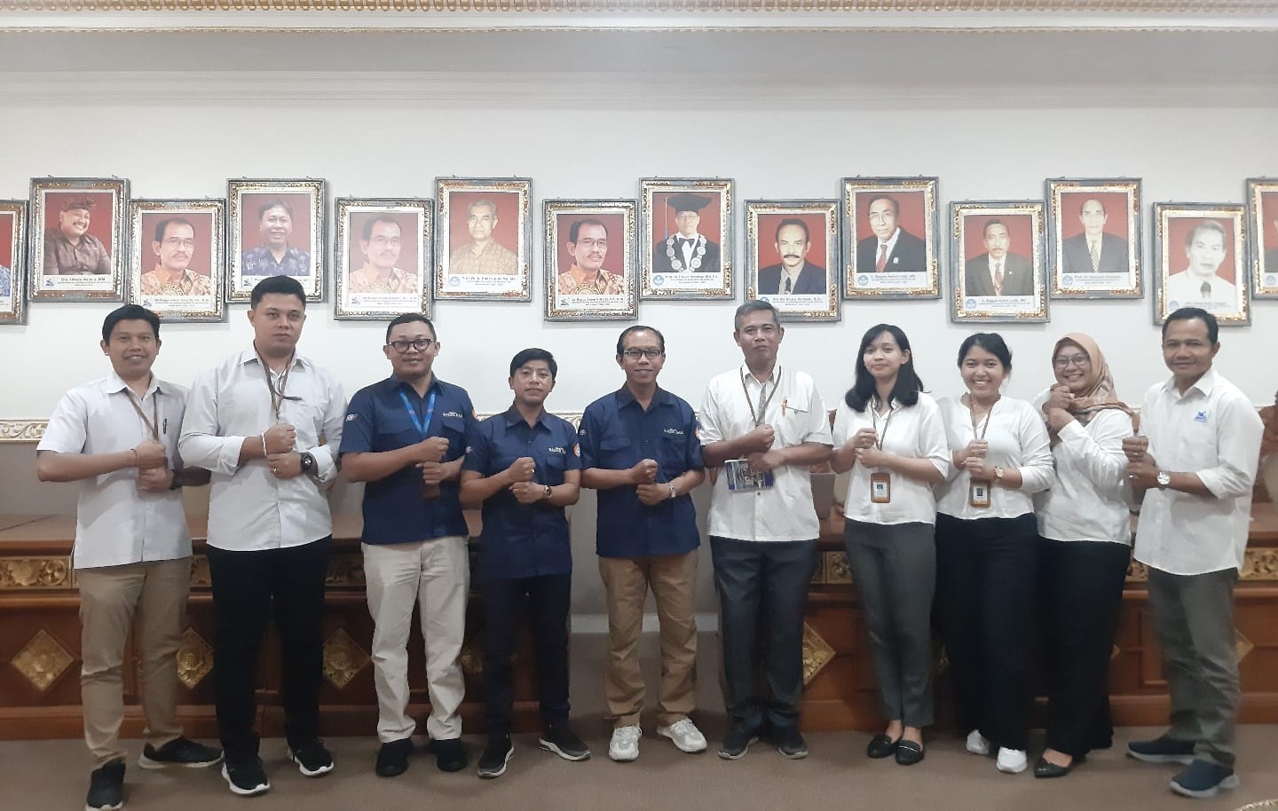 KOLABORASI: Panitia even kompetisi Debat Mahasiswa Jawa Pos Radar Bali foto bersama pejabat dan pegawai LL Dikti Wilayah VIII Bali, Senin 13 November 2023.