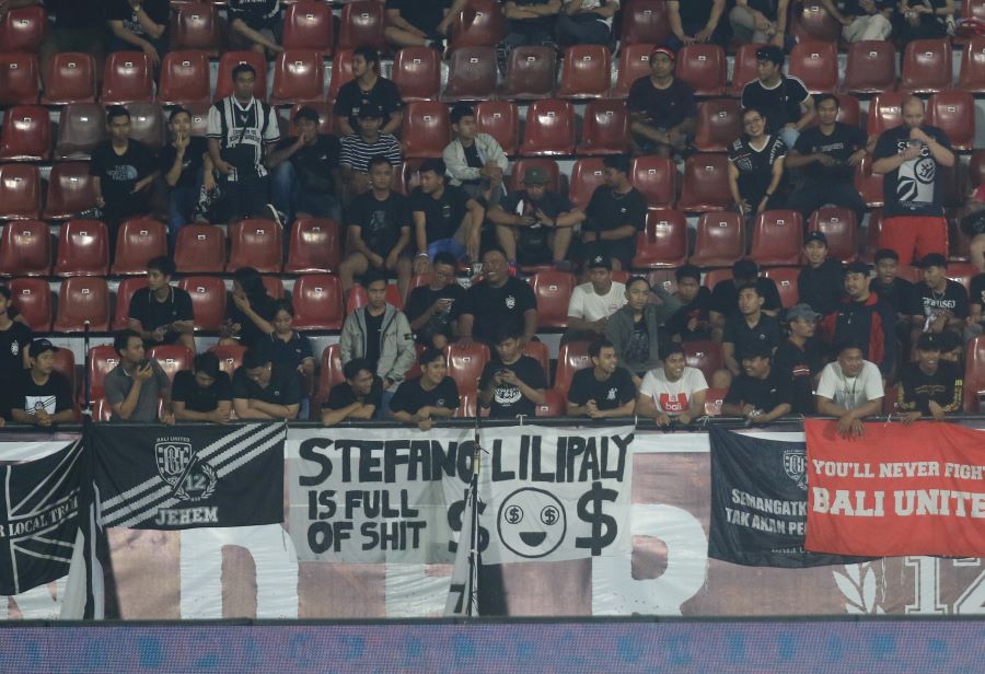 SENTILAN: Spanduk menyindir mantan pemain Bali United yang kini membela Borneo FC, Stefano Lilipaly di Stadioan Dipta (12/11/2023)