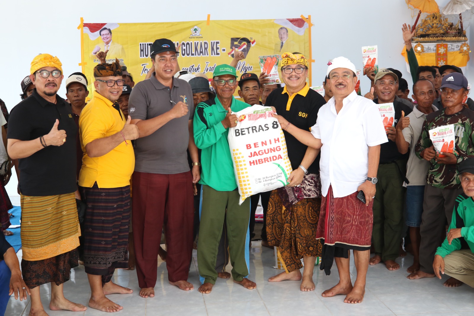 MAJUKAN PERTANIAN: Ketua DPD Partai Golkar Bali, Dr I Nyoman Sugawa Korry memberikan bantuan jagung untuk para petani di Desa Pejarakan Kecamatan  Gerokgak Kabupaten, Buleleng.