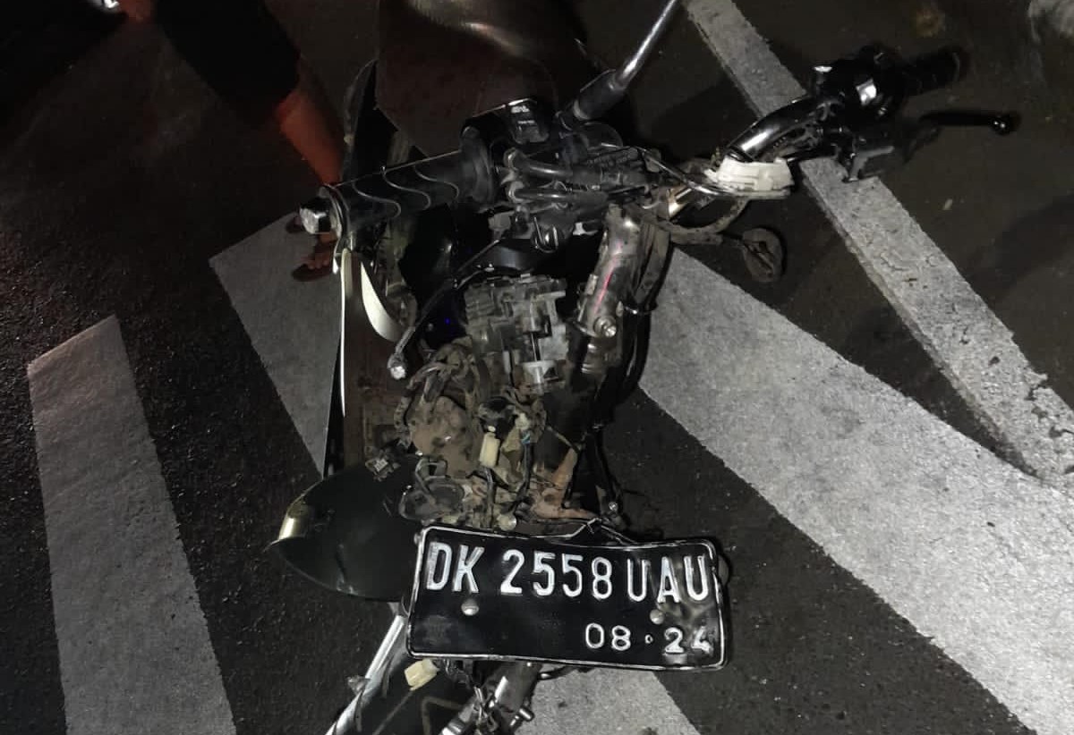 Barang bukti sepeda motor Scoopy hitam yang remuk dan pengendaranya tewas di Sunset Road Kuta, Sabtu malam 11 November 2023.