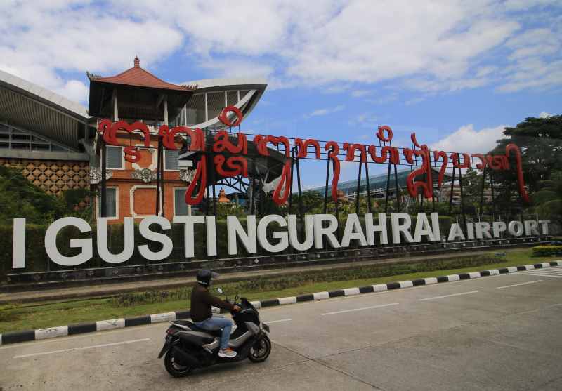 MASIH UJICOBA PARKIR NONTUNAI: Bandara Internasional Ngurah Rai, Tuban, Kuta, Badung. (foto : miftahuddin m. halim/radar bali)