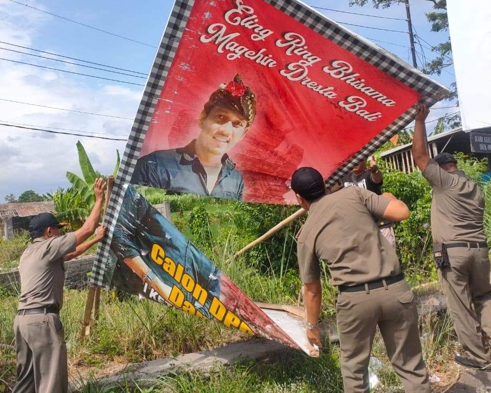 BERANGUS: Salah satu Alat Peraga Sosialisasi yang dianggap mengganggu keindahan di Klungkung dirobohkan oleh Satpol PP.