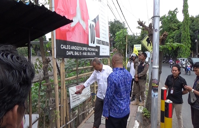 Salah satu APK milik caleg DPRD Provinsi yang hendak ditertibkan Pol PP Buleleng. Pemilik APK keberatan balihonya ditertibkan, karena merasa dipasang di atas lahan pribadi.