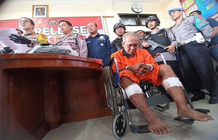Dua kaki tersangka Sutrisno, 43, diperban. Polisi menembak kedua kakinya karea berupaya kabur saat ditangkap.