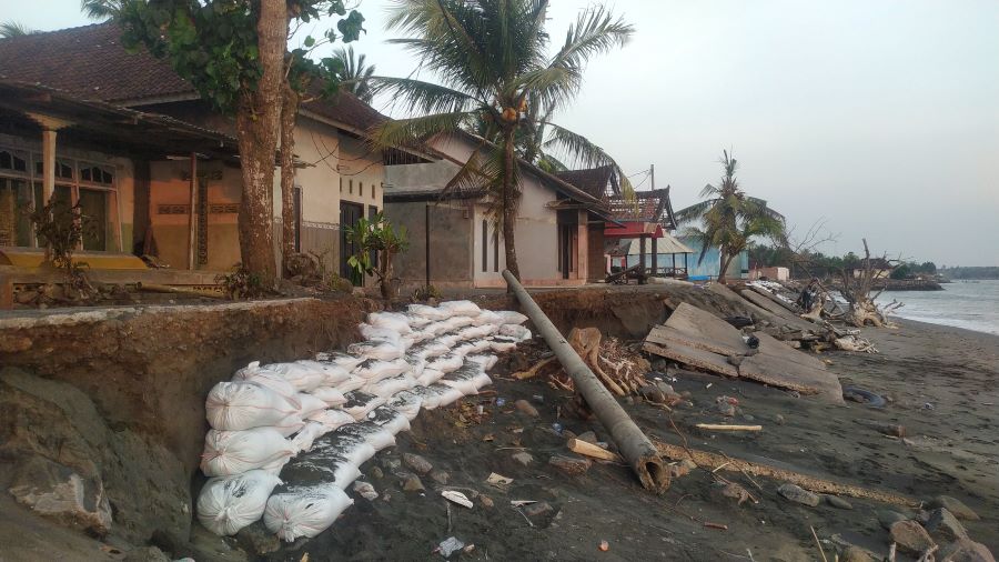 DARURAT: Warga di kawasan pantai Pebuahan Kecamatan Banyubiru, Negara memasang senderan dari sak yang di isi pasir.