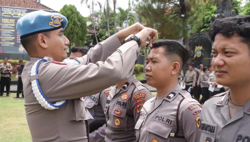CUKUR DULU RAMBUTNYA: Anggota Polres Klungkung yang terjaring operasi penegakan dan penertiban disiplin. (Foto: Humas Polres Klungkung)