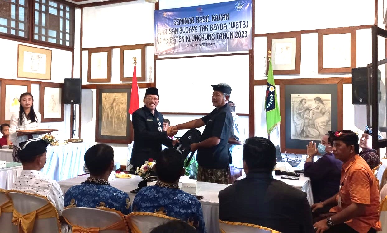 DIKAJI DULU : Seminar hasil kajian Warisan Budaya Takbenda (WBTb) Kabupaten Klungkung 2023 di Dinas Kebudayaan Klungkung. (foto: dewa ayu pitri arisanti/radar bali)
