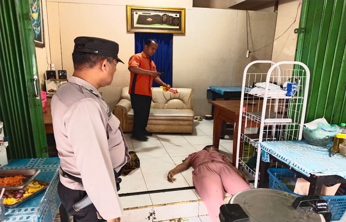 Polisi melakukan identifikasi di Warung Makan Banyuwangi di Jalan Kebo Iwa, Padangsambian Kaja, Denpasar Barat