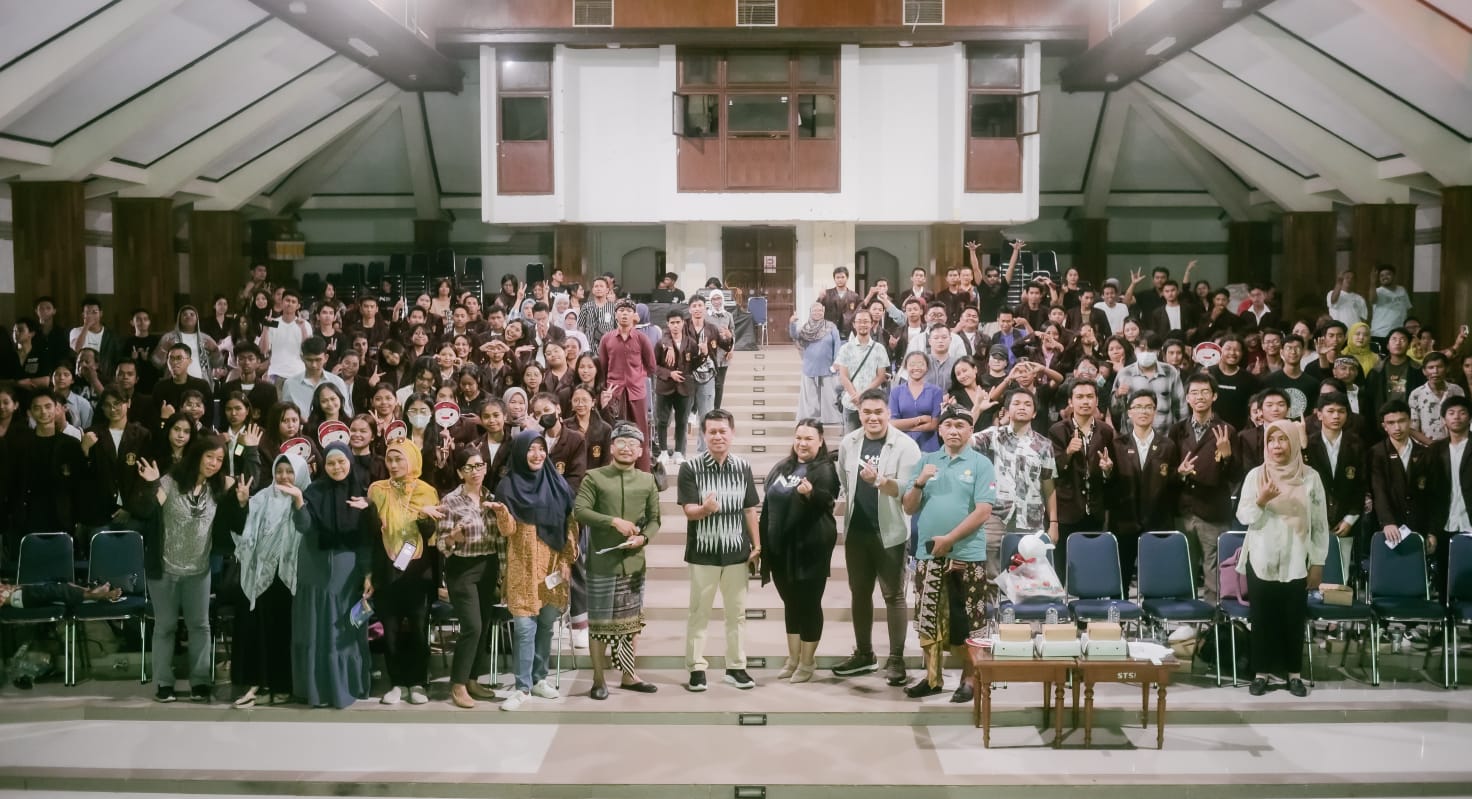 KOLABORASI: Para pertinggi Akulaku Group bersama pejabat rektorat dan mahasiswa Institut Seni Indonesia (ISI) Denpasar.