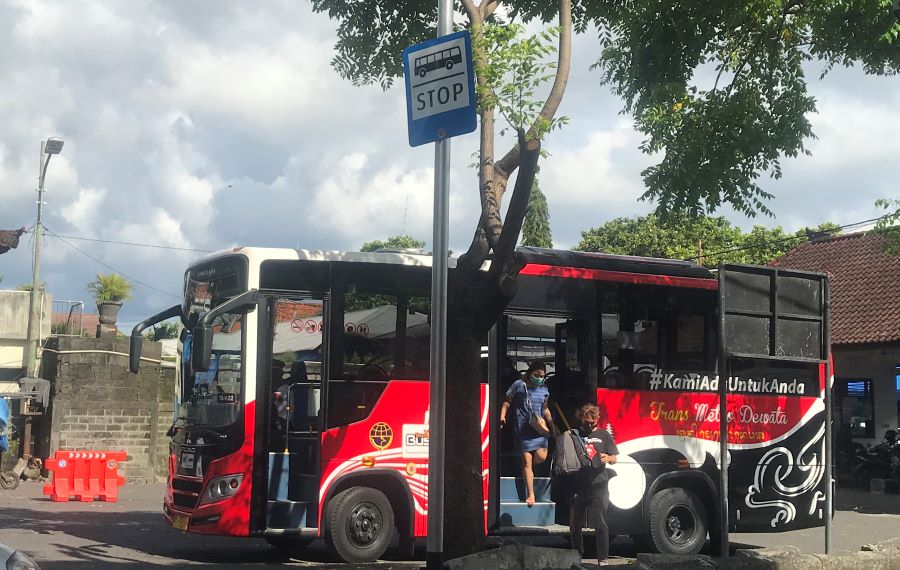 BANYAK KENDALA: Warga penumpang bus Trans Metro Dewata turun dari bus di area pemberhentian kawasan Kreneng Denpasar, beberapa waktu lalu.