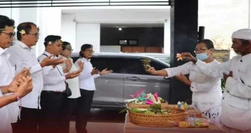 DILANTIK : KPUD melantik anggota PPK dan PPS.(juliadi/radar bali)