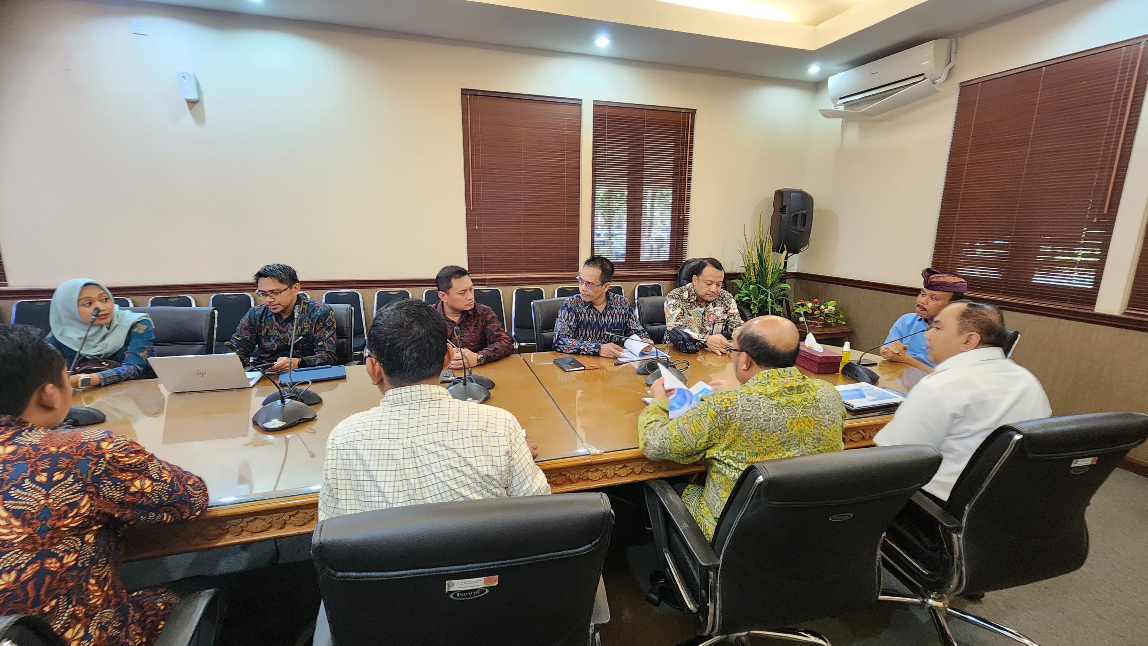 BAHAS KELISTRIKAN: Sekda Provinsi Bali Dewa Made Indra (biru) saat audiensi bersama para pejabat PLN UIP JBTB di kantor Gubernuran Bali, 15 November 2023.