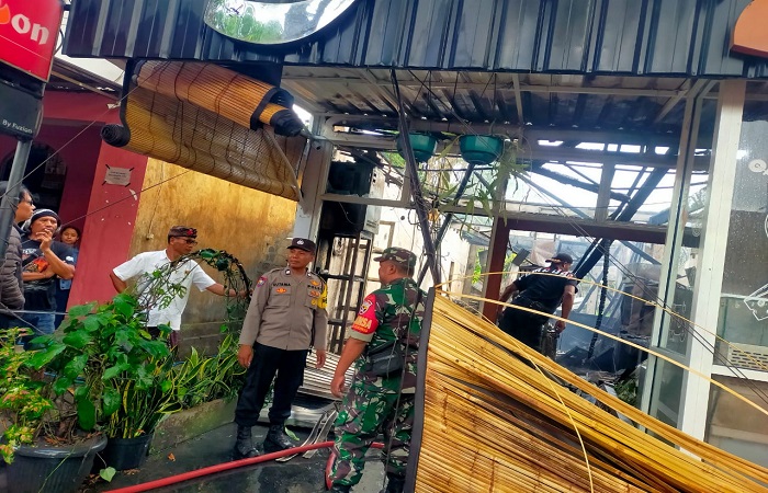 Proses pemadaman api di Kafe Fuzion Jalan Raya Lungsiakan, Desa Kedewatan, Ubud, Gianyar.