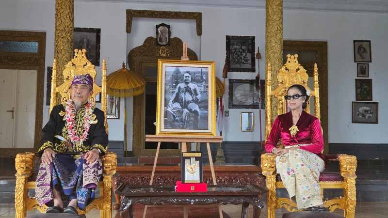 MELAWAN BELANDA :  Ida Dalem Semara Putra (kiri) bersama istri tercinta, Anak Agung Sayang Mas Parasari dan foto mendiang Ida Dewa Agung Jambe.(foto:dewa ayu pitri arisanti/radar bali)