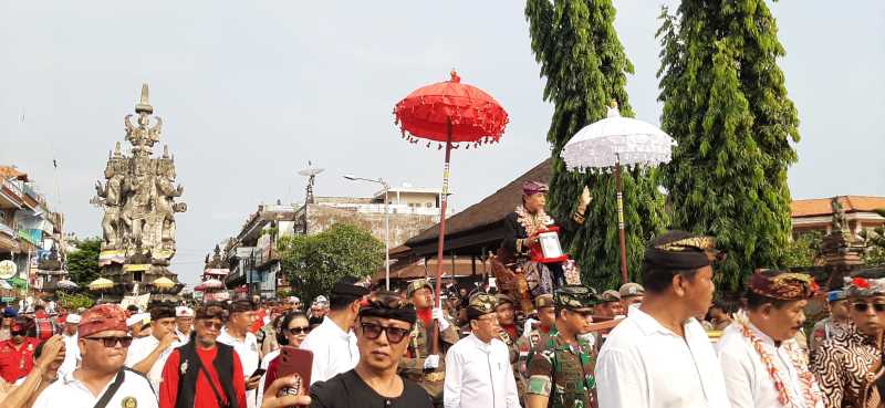 DISAMBUT SUKA CITA MASYARAKAT KLUNGKUNG : Plakat Ida Dalem Semara Putra sebagai Pahlawan Nasional .(foto: dewa ayu pitri arisanti/radar bali)