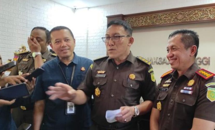 TERSANGKA OTT: Asisten Bidang Tindak Pidana Khusus (Aspidsus) Kejati Bali Deddy Koerniawan (tengah) dalam siaran pers tertulis, Rabu malam (15/11).