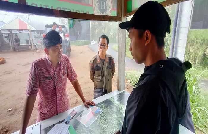 Satgas Pariwisata mendatangi loket yang menjual paket wisata di sepanjang Jalan Raya Desa Lemukih-Wanagiri.