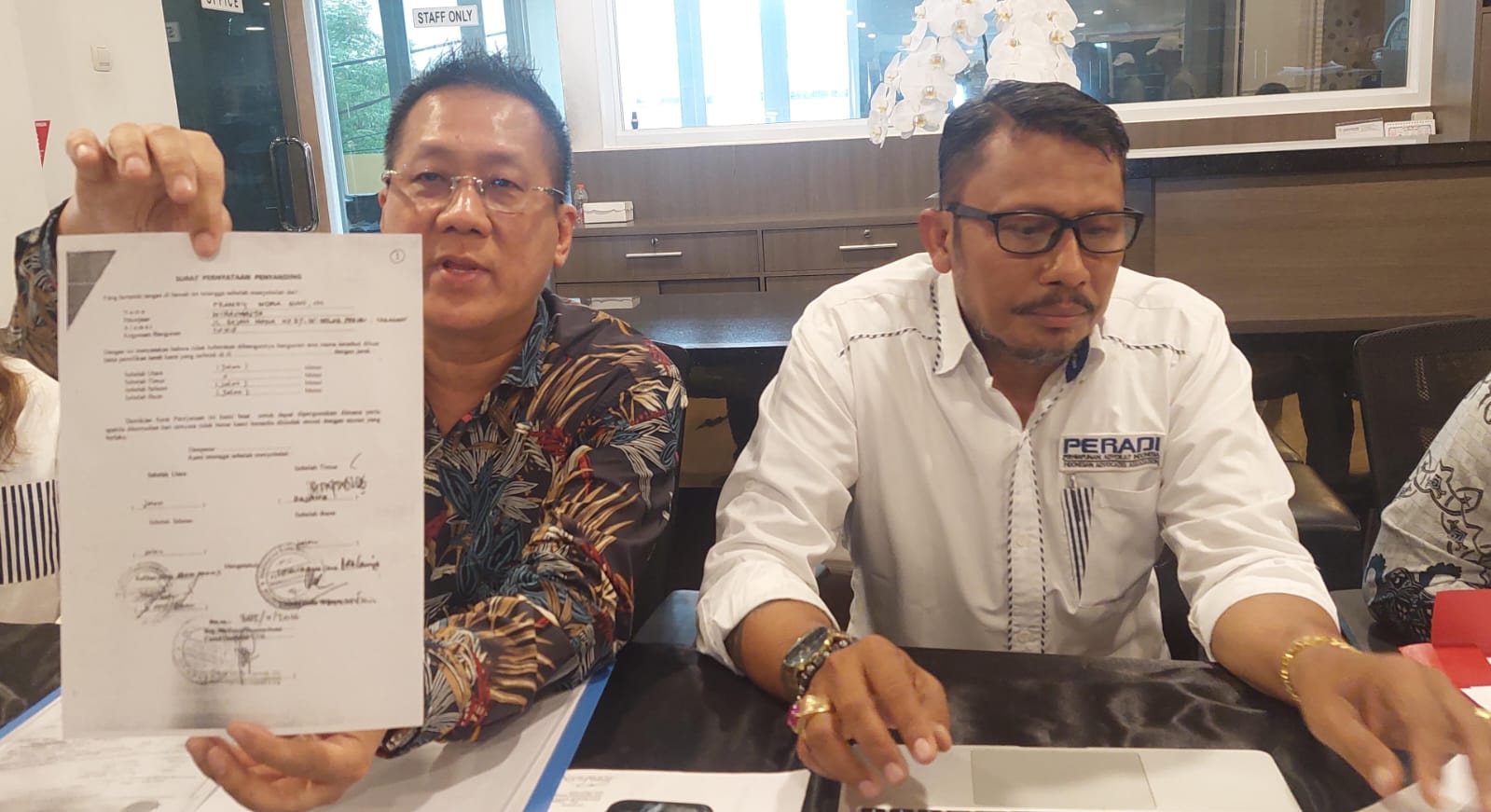 BUKTI KUAT: Franky Indra Gumi  didampingi Tim Kuasa Hukum diketuai I Wayan Mudita, di Denpasar Kamis (16/11/2023).