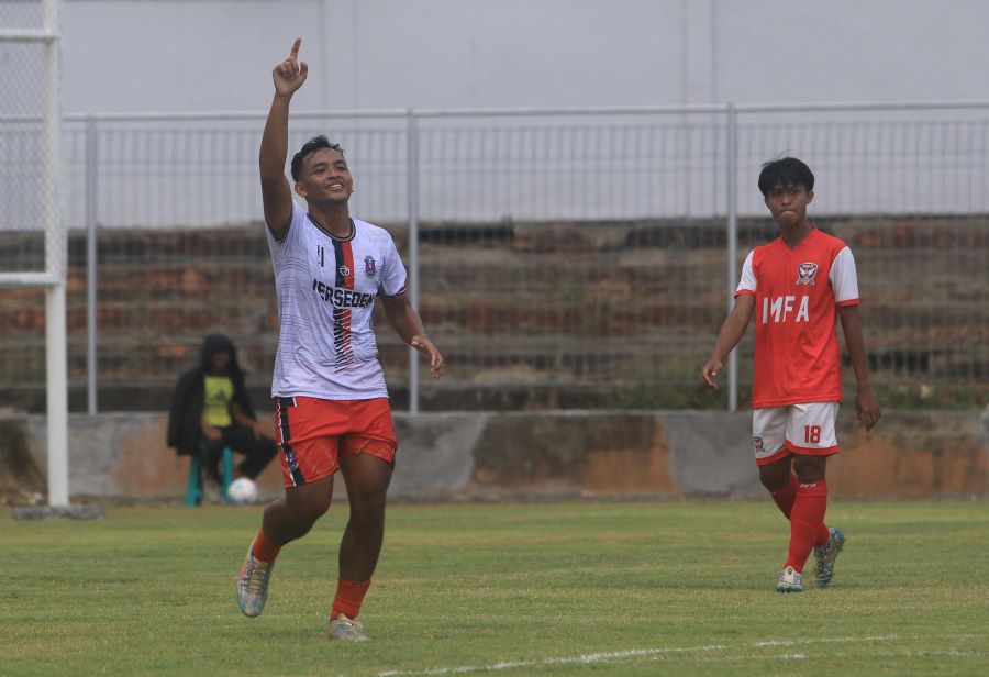 MENANG TELAK: Penyerang Perseden -Fajar Ferdy Saputra (kiri) berselebrasi setelah mencetak gol kedua di laga perdana melawan Indonesia Muda Bali, 15 November 2023.