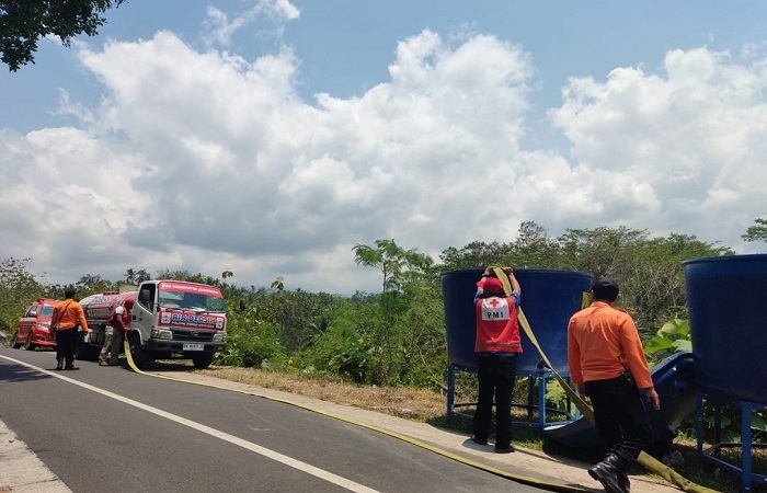 Distribusi air bersih di Banjar Sekarkejula, Desa Yehembang Kauh, Mendoyo.