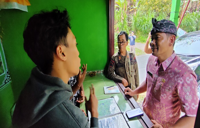 Satgas Pariwisata saat mendatangi konter penjualan tiket wisata yang dinilai ilegal.