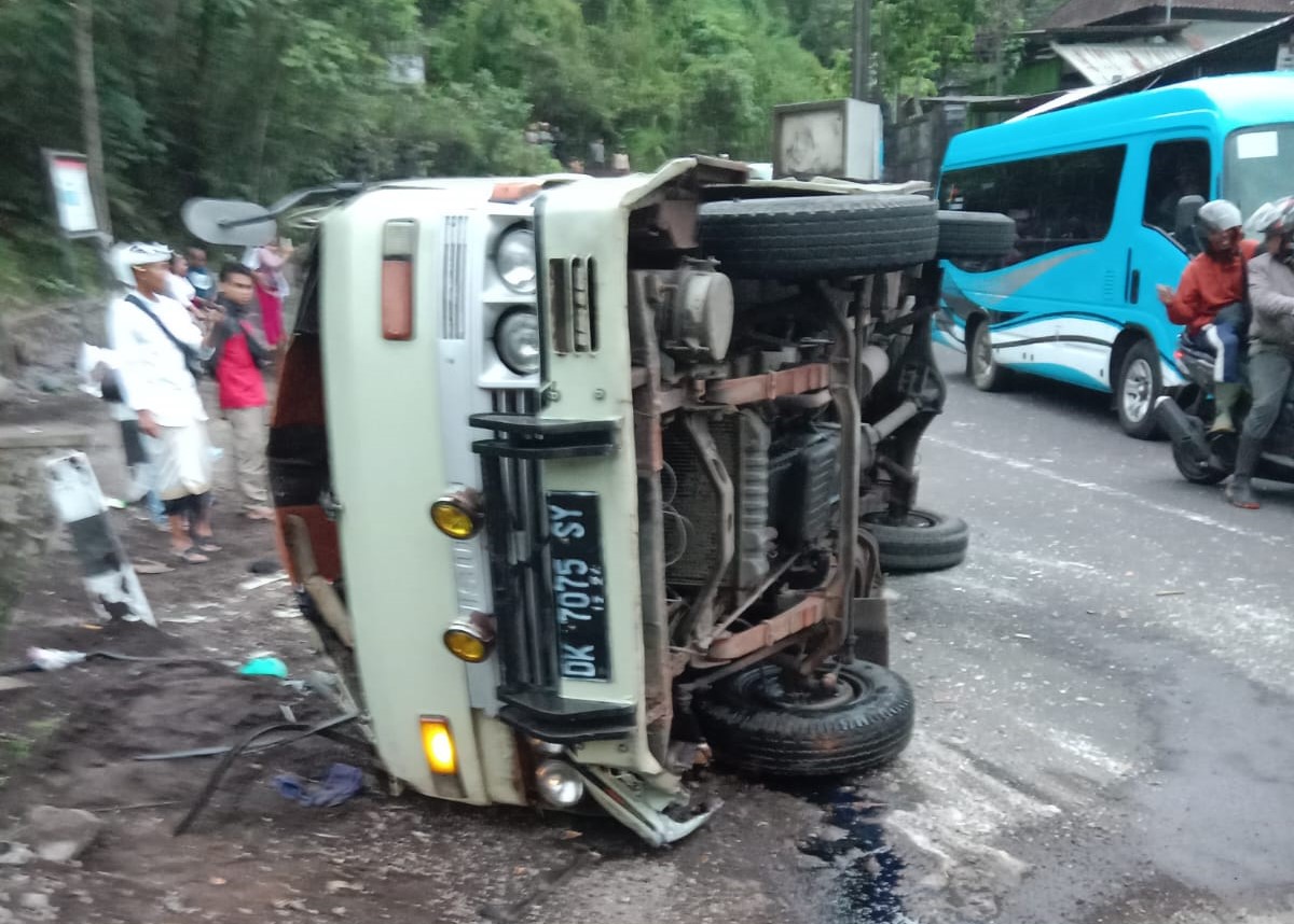 CELAKA: Minibus nahas yang memuat pemedek yang hendak sembahyang yang terjun ke jurang mengakibatkan 6 meninggal dunia di Desa Nongan Rendang Karangasem.