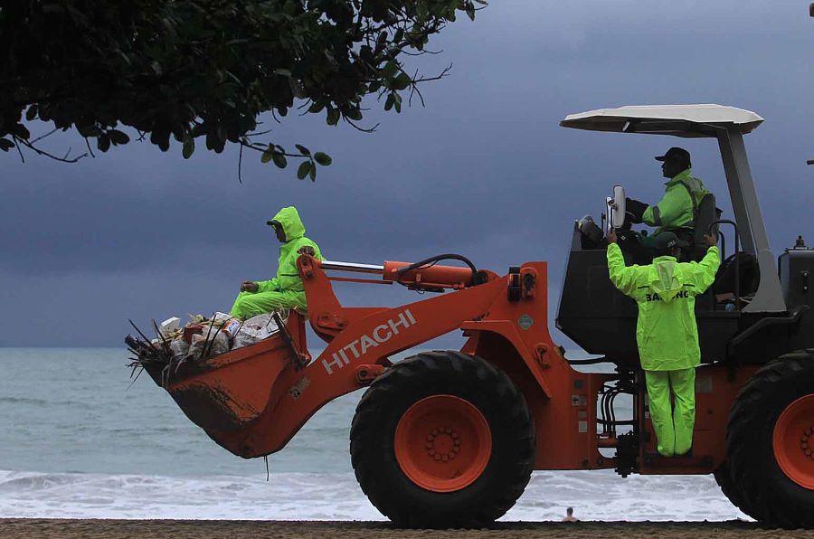 SIAGA: Sebuah kendaraan armada pengangkut sampah di pantai Kuta milik DLHK Badung mulai siaga antisipasi sampah kiriman musim hujan.