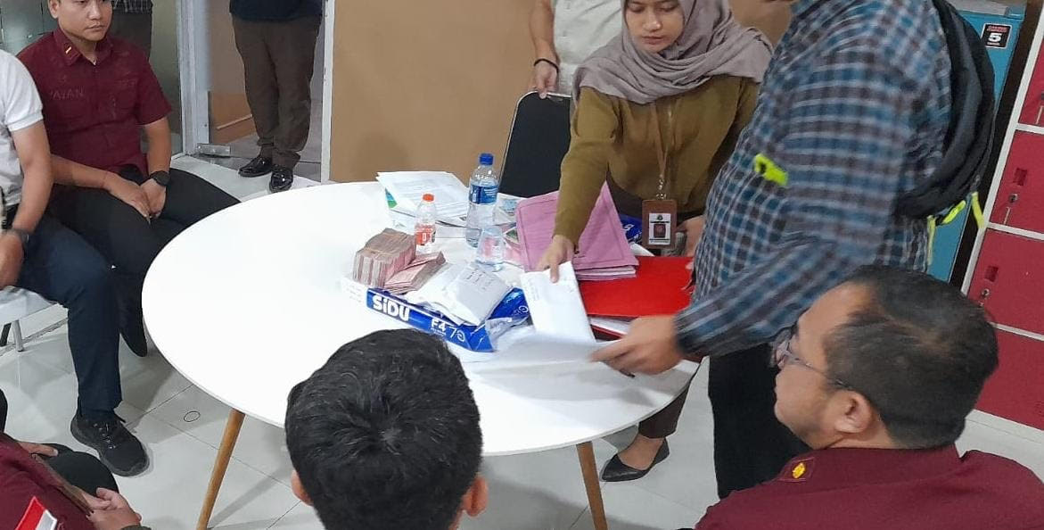 MALU: Penyidik Kejati Bali menyita barang bukti dokumen dan uang tunai yang diduga hasil pungli di fast traf dengan tersangka Hariyo Seto.