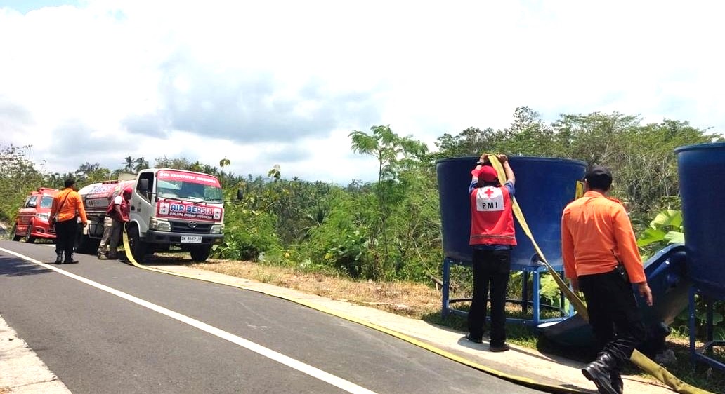 SUMUR WARGA MASIH KERING : Distribusi air di Banjar Sekarkejula, Desa Yehembang Kauh, Mendoyo.[foto:BPBD Jembrana]