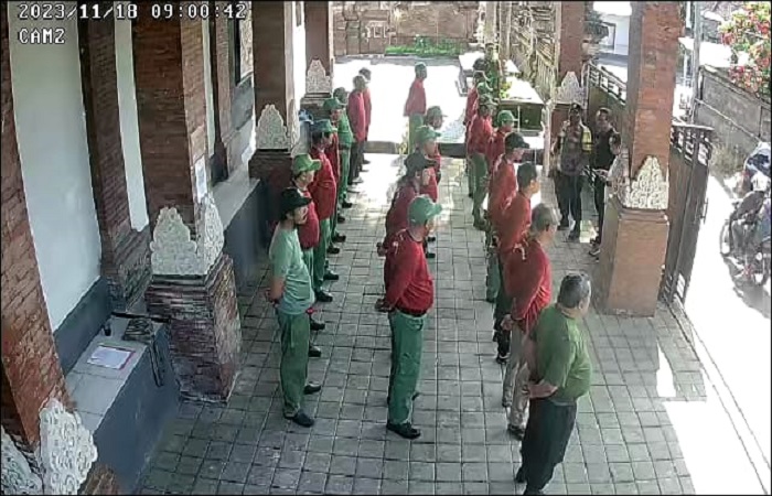 Latihan baris berbaris Linmas Tampaksiring Gianyar.