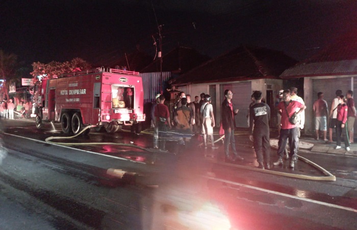 Tim Pemadam kebakaran berupaya memadamkan api di rumah warga Jalan Cokroaminoto, Banjar Sedana Merta, Kelurahan Ubung, Denpasar Utara, Kota Denpasar, Jumat 17 November 2023.